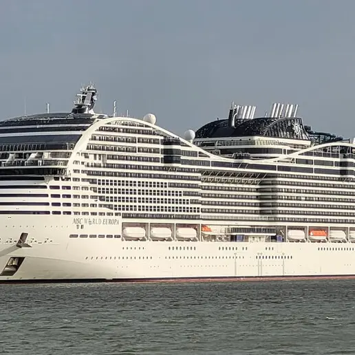 Nave da crociera in avaria al largo di Ponza soccorsa da un rimorchiatore partito da Gioia Tauro: è ripartita verso Napoli\n