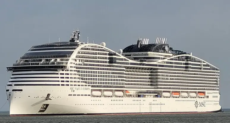 Nave da crociera in avaria al largo di Ponza soccorsa da un rimorchiatore partito da Gioia Tauro: è ripartita verso Napoli\n