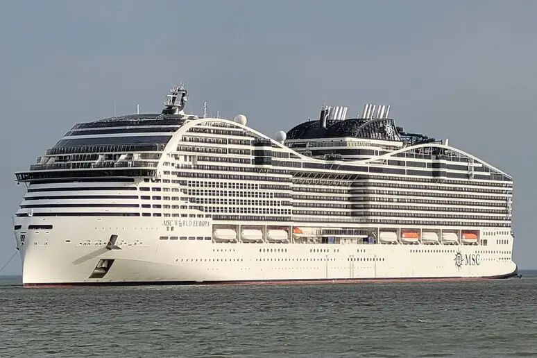 Nave da crociera in avaria al largo di Ponza soccorsa da un rimorchiatore partito da Gioia Tauro: è ripartita verso Napoli\n
