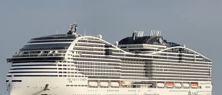 Nave da crociera in avaria al largo di Ponza soccorsa da un rimorchiatore partito da Gioia Tauro: è ripartita verso Napoli\n