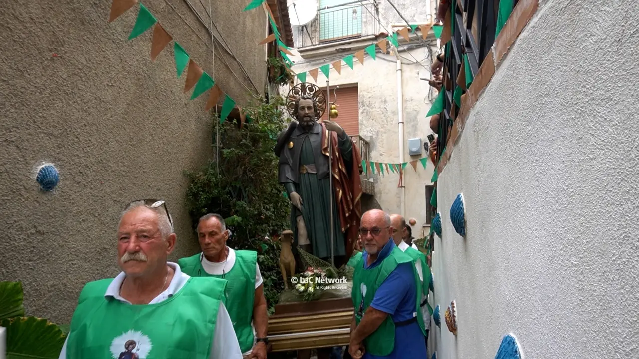<p>La statua di San Rocco</p>\\n