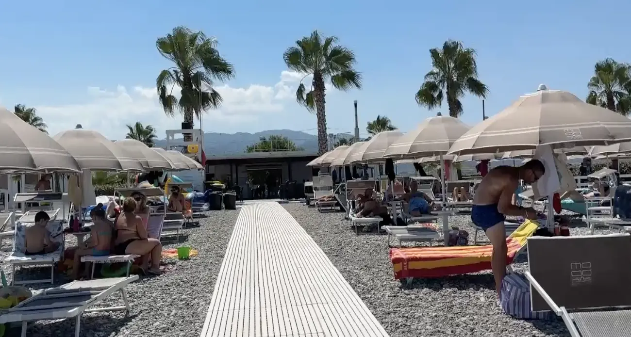 Corigliano Rossano, le voci dei turisti: «Mare stupendo e gente accogliente, ma che difficile arrivarci»