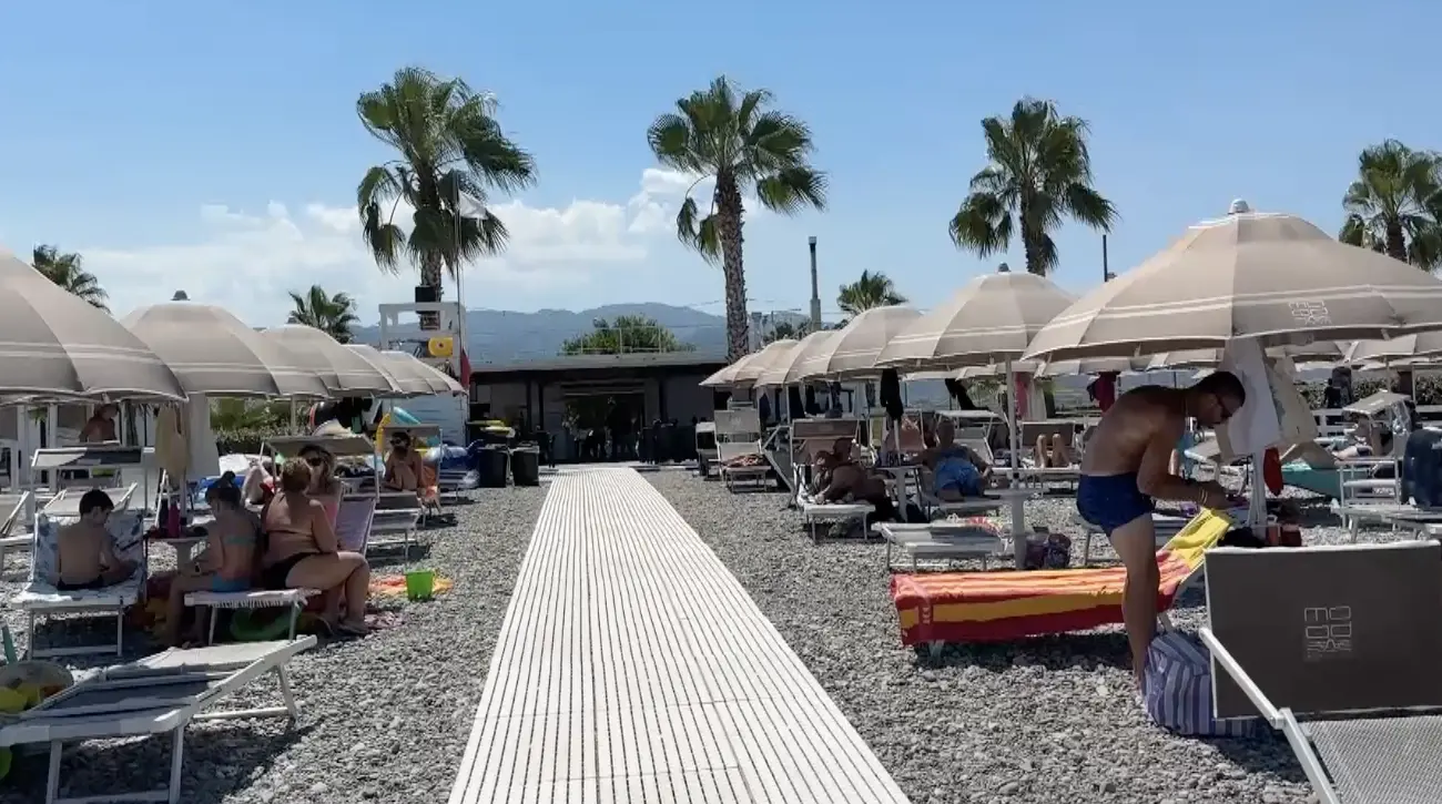 Corigliano Rossano, le voci dei turisti: «Mare stupendo e gente accogliente, ma che difficile arrivarci»