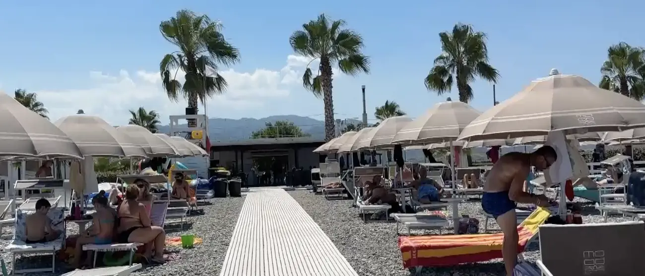 Corigliano Rossano, le voci dei turisti: «Mare stupendo e gente accogliente, ma che difficile arrivarci»
