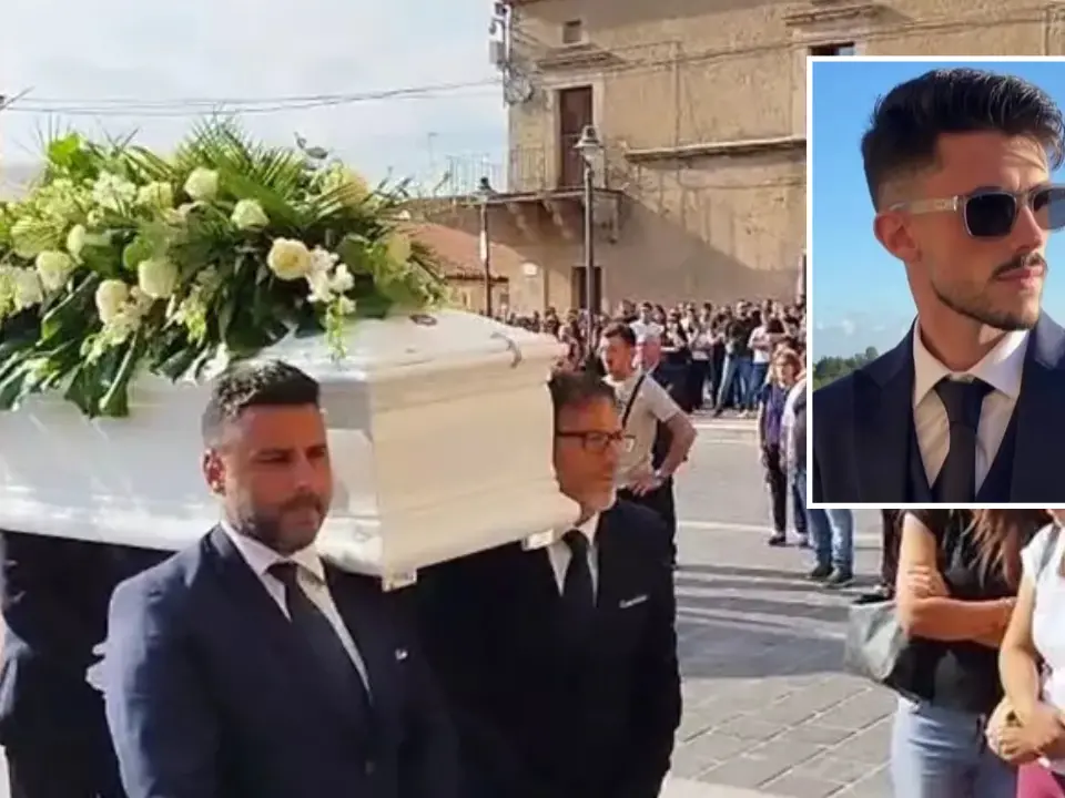 A Isola i funerali di Filippo Verterame morto dopo una rissa: «Basta violenza, prendiamo le distanze da questo modo di vivere»