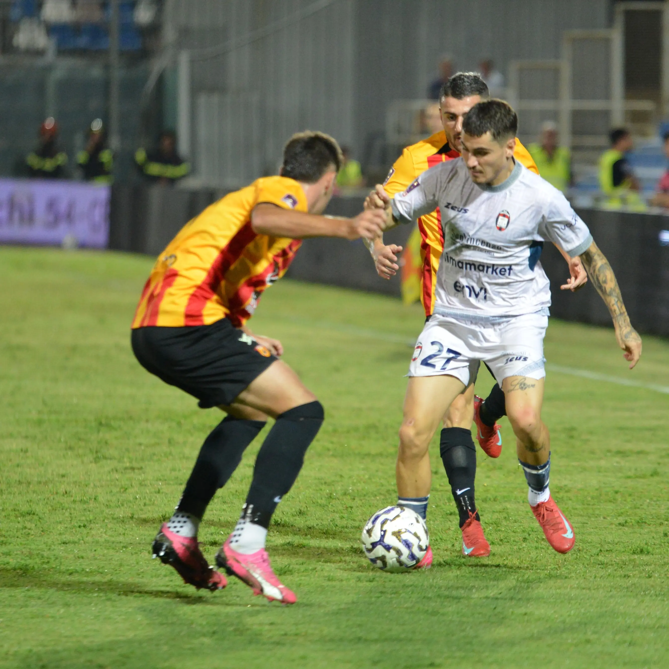 Serie C, Crotone stregato da un Cargnelutti da incubo: il Benevento sbanca 2-1 lo Scida