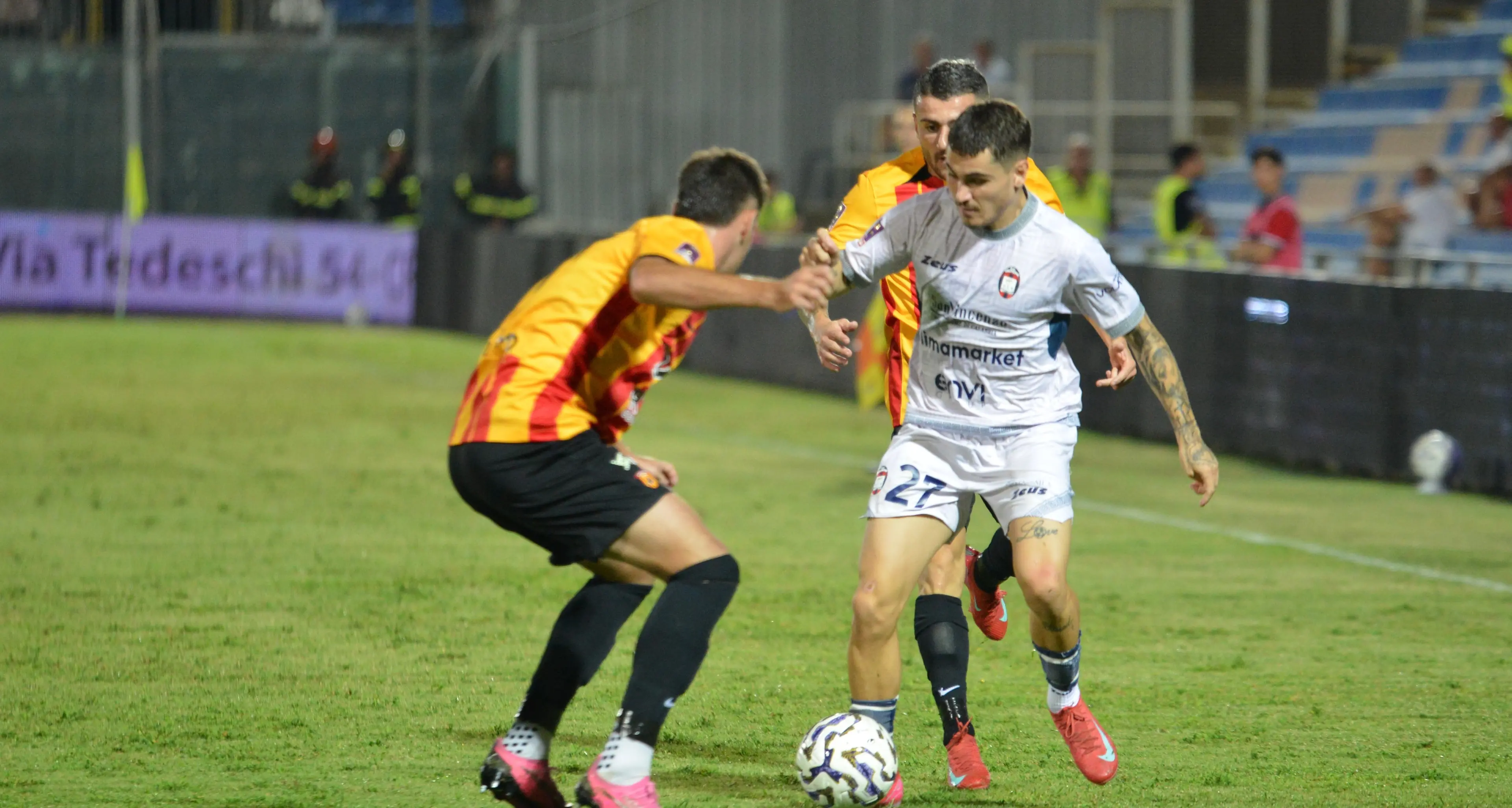 Serie C, Crotone stregato da un Cargnelutti da incubo: il Benevento sbanca 2-1 lo Scida