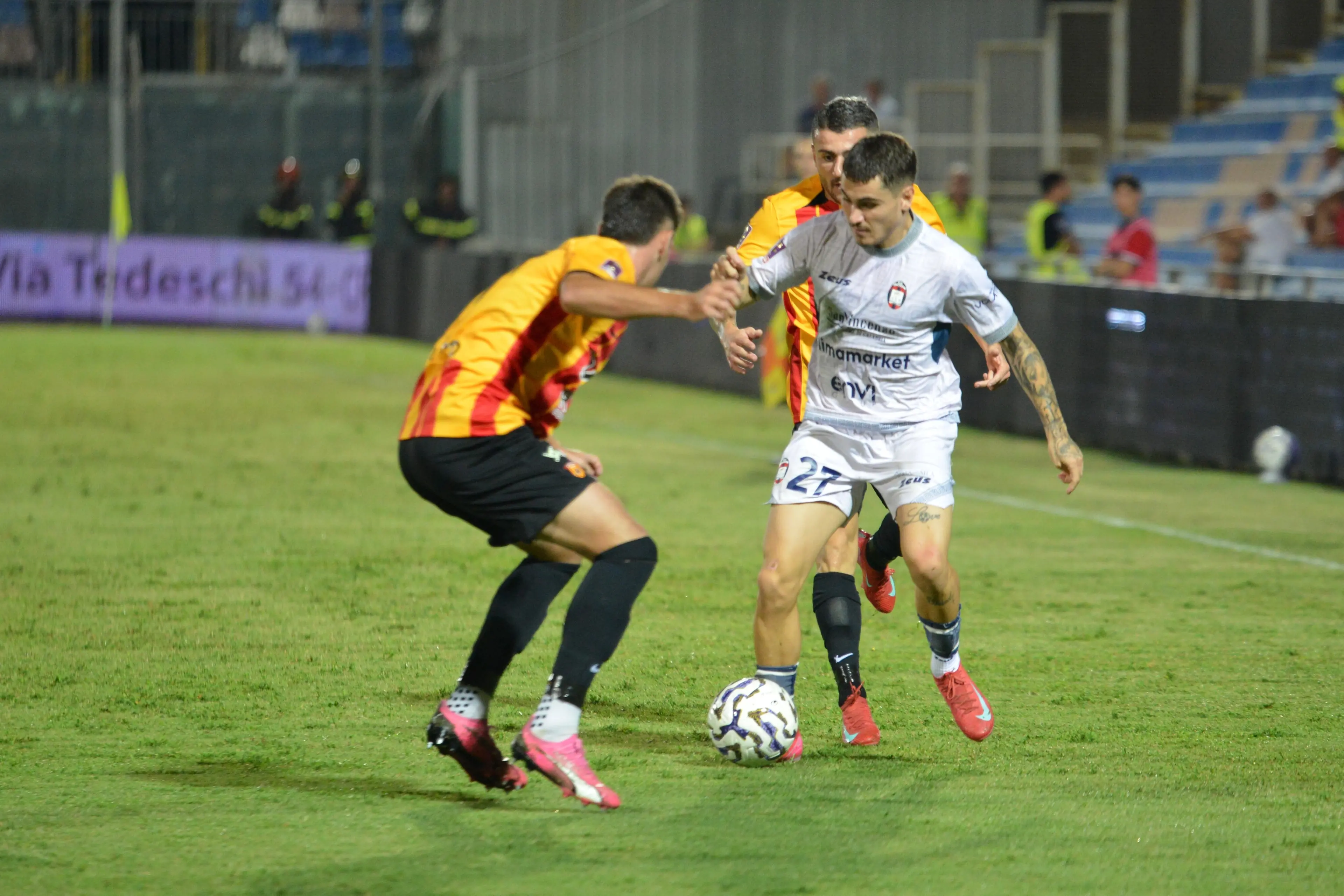 Serie C, Crotone stregato da un Cargnelutti da incubo: il Benevento sbanca 2-1 lo Scida