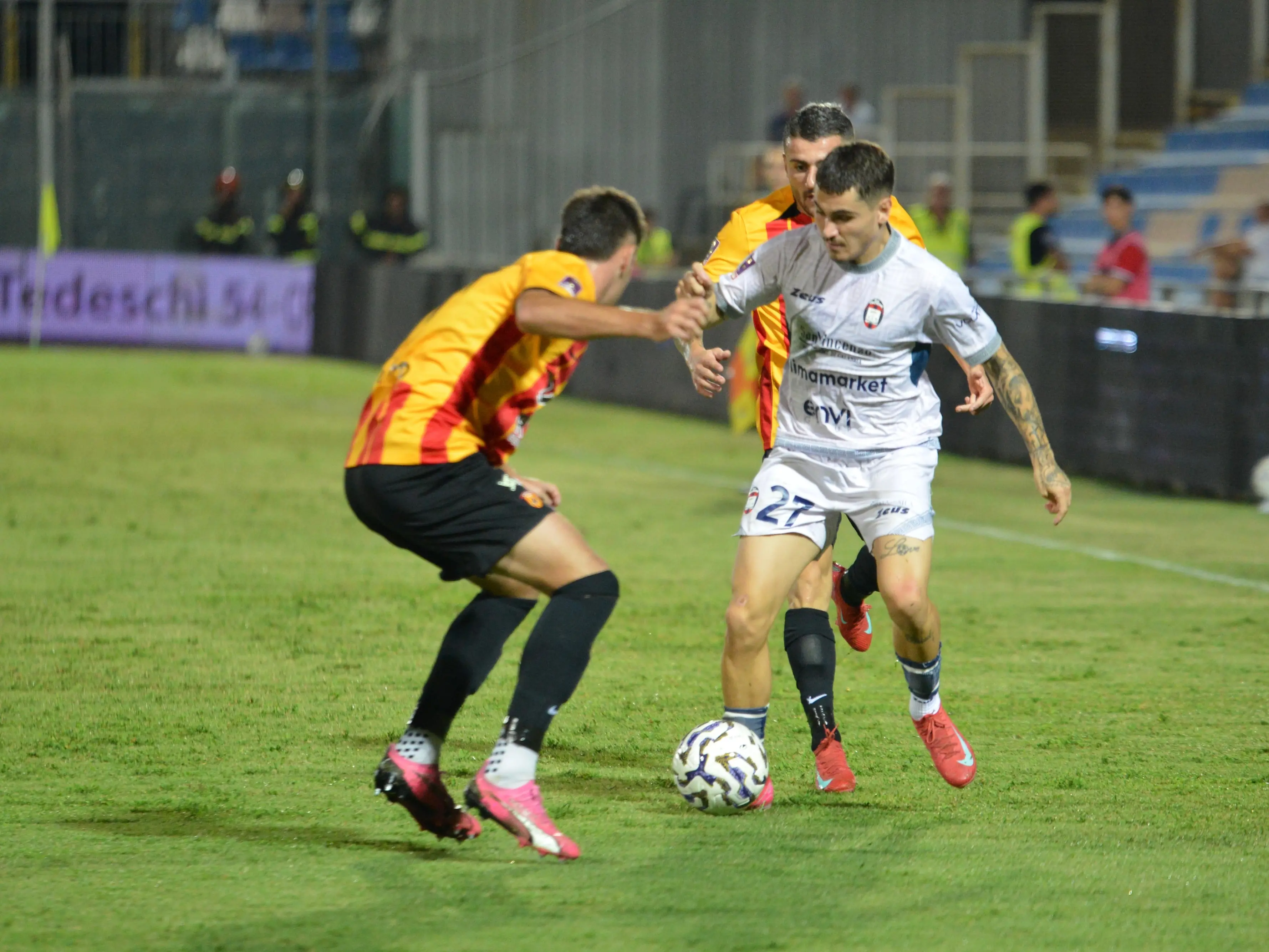 Serie C, Crotone stregato da un Cargnelutti da incubo: il Benevento sbanca 2-1 lo Scida