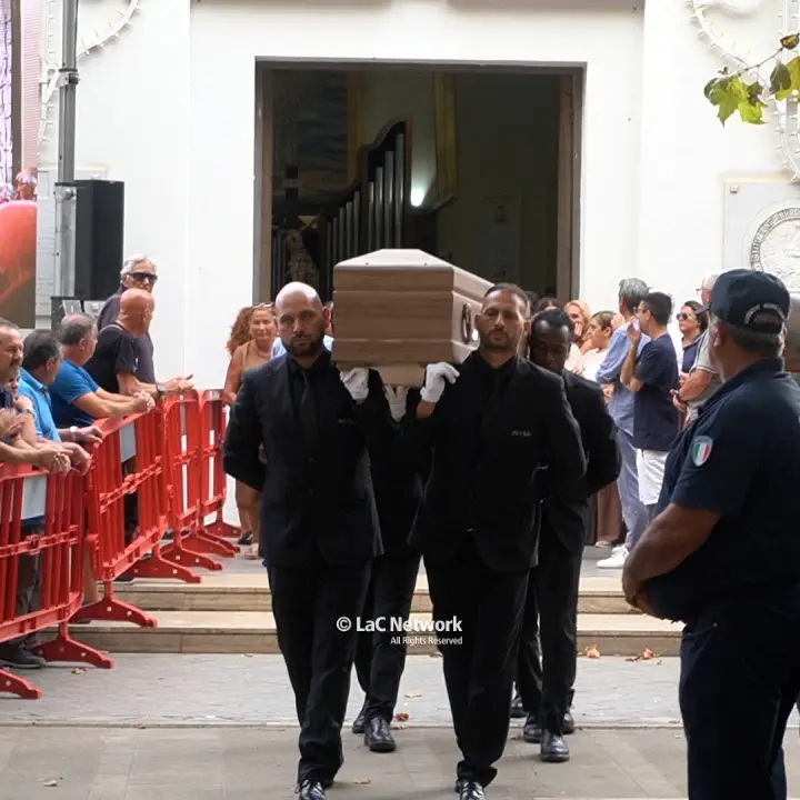 A Praia in\u00A0migliaia per l'ultimo saluto ad Andrea De Lorenzo, morto in un incidente sul lungomare