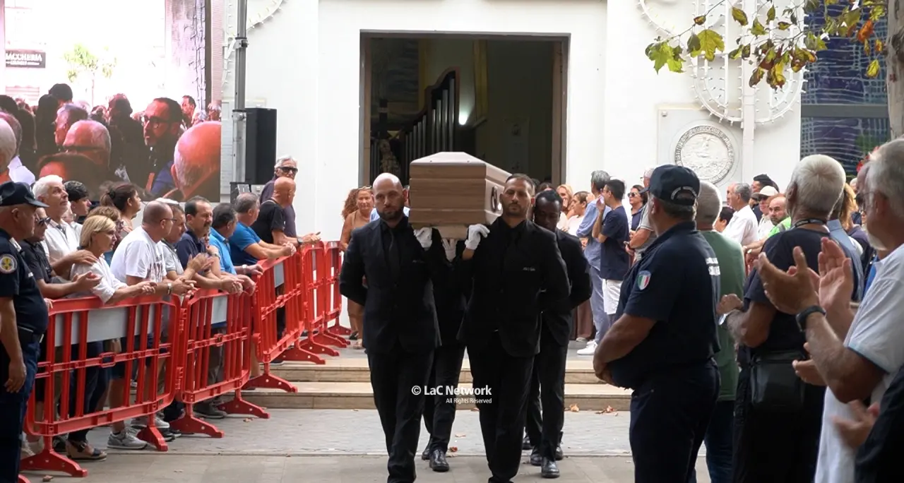 A Praia in\u00A0migliaia per l'ultimo saluto ad Andrea De Lorenzo, morto in un incidente sul lungomare