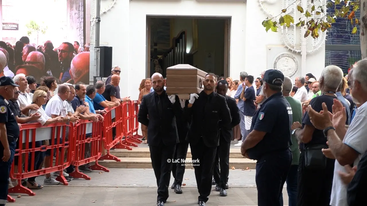 A Praia in\u00A0migliaia per l'ultimo saluto ad Andrea De Lorenzo, morto in un incidente sul lungomare
