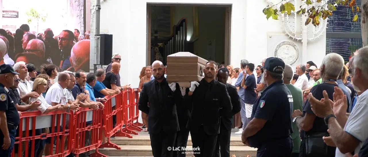 A Praia in\u00A0migliaia per l'ultimo saluto ad Andrea De Lorenzo, morto in un incidente sul lungomare