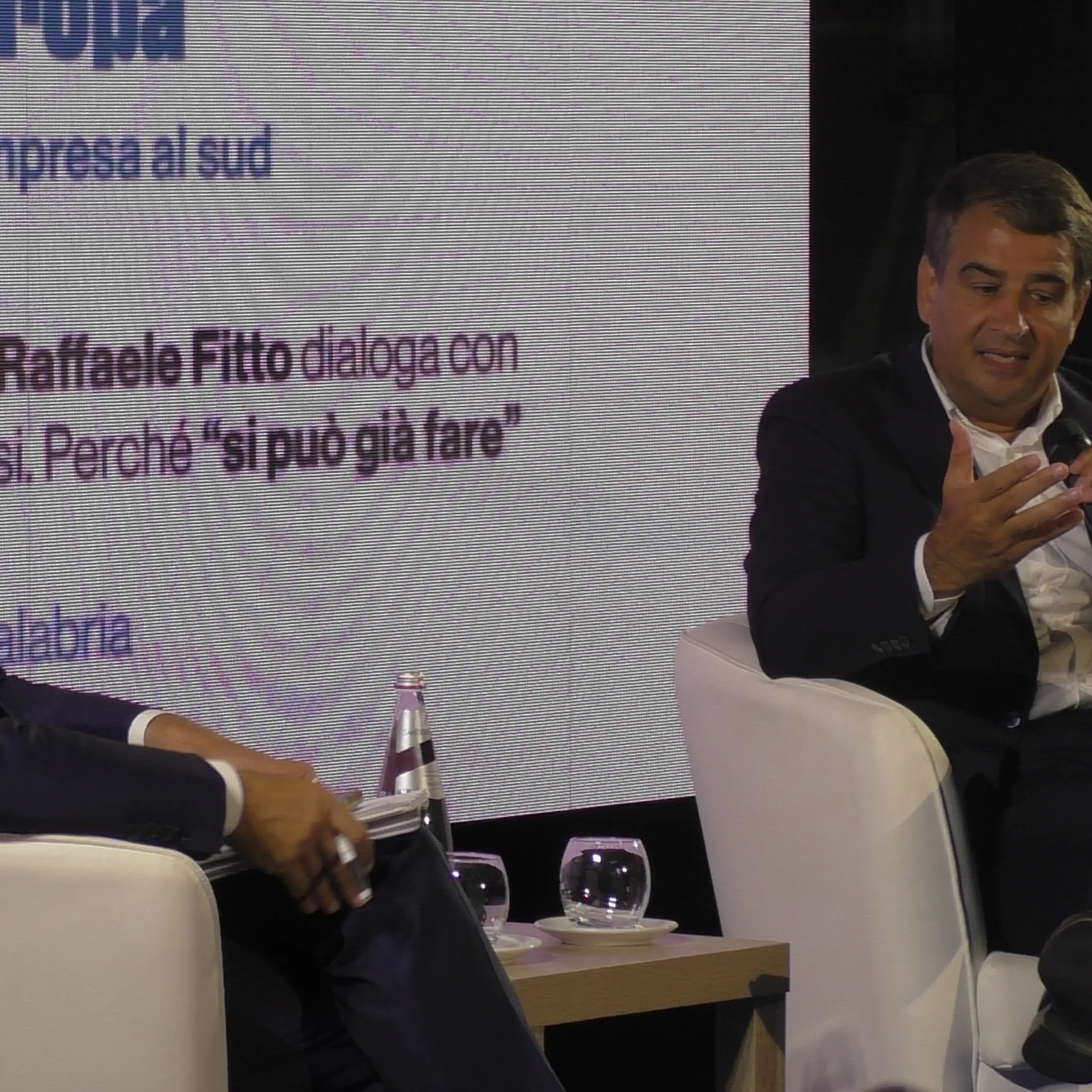 Fitto a Reggio spiega l’Europa ai giovani: «Creerà le condizioni per non costringervi a lasciare la Calabria»\n