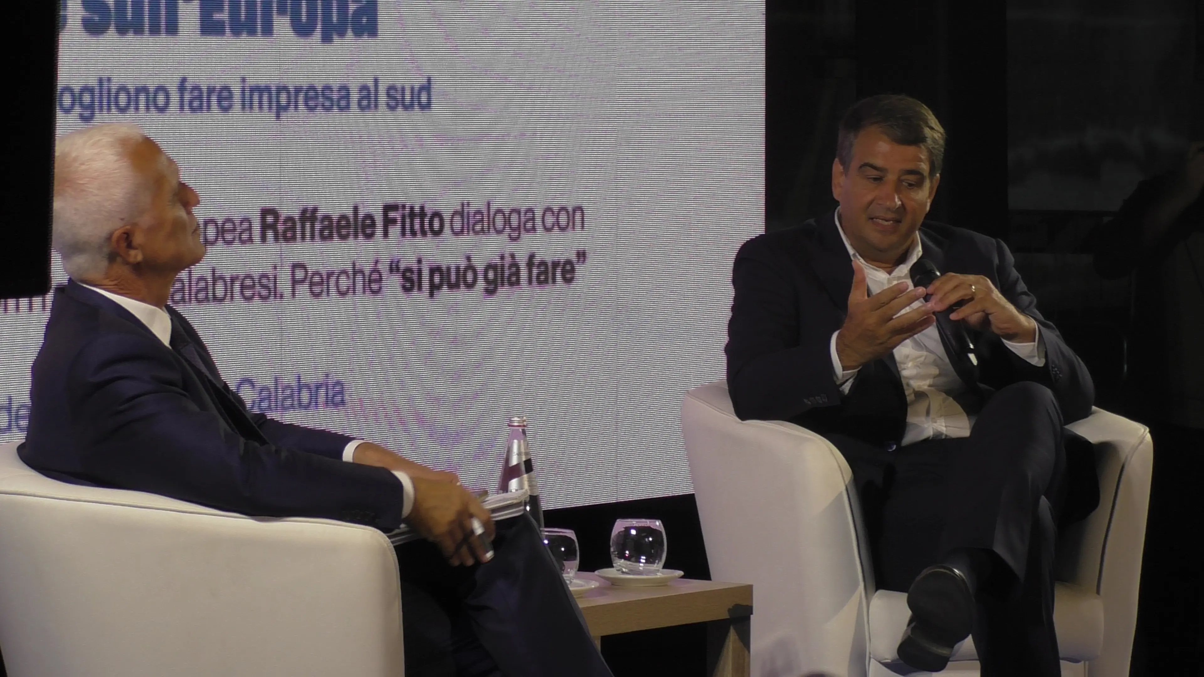 Fitto a Reggio spiega l’Europa ai giovani: «Creerà le condizioni per non costringervi a lasciare la Calabria»\n