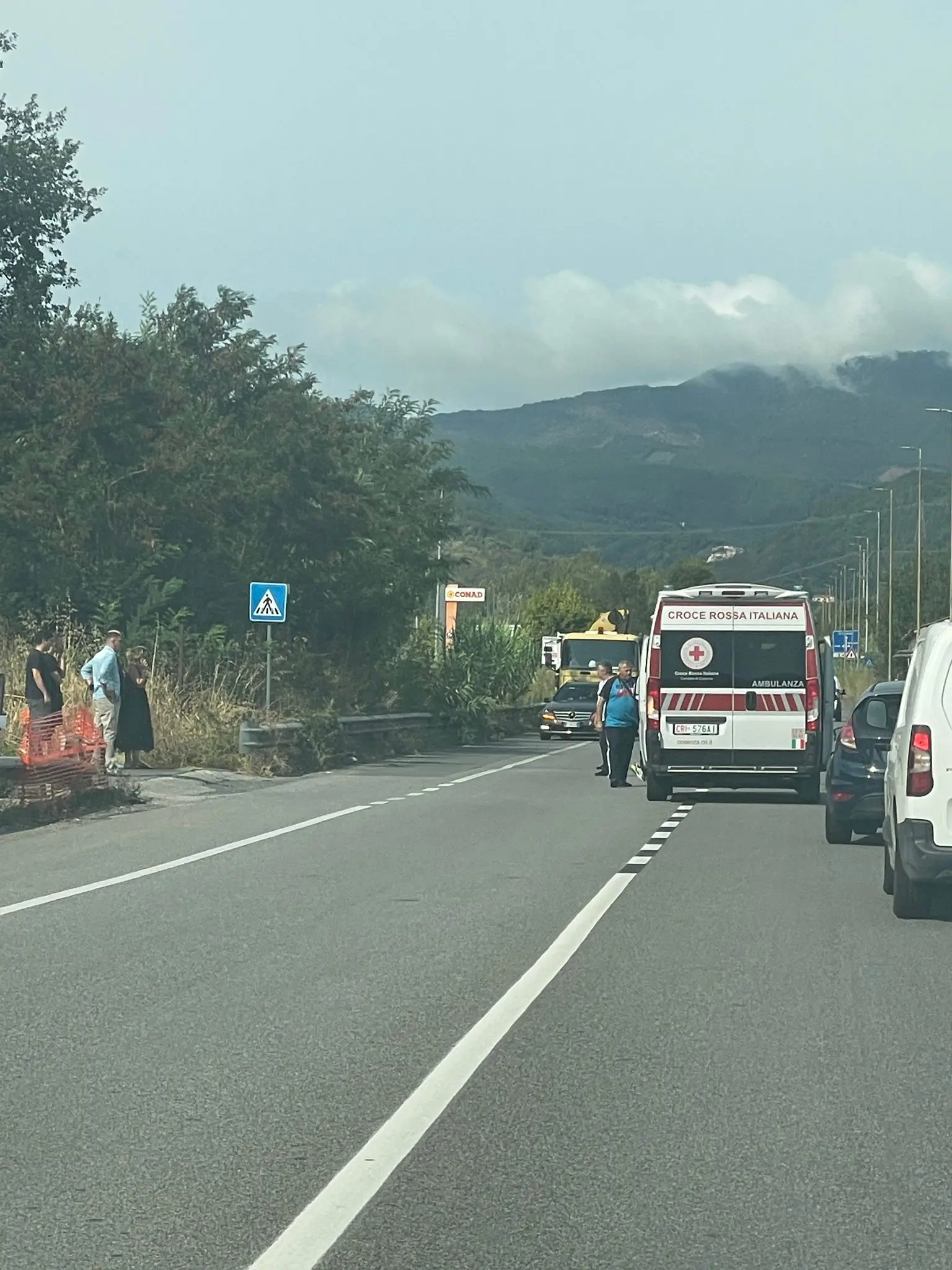 Incidente\u00A0sulla Strada statale 107, ferito un motociclista