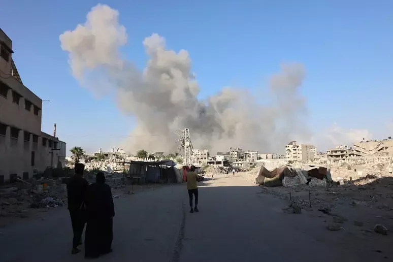 Nuovi attacchi israeliani a Gaza, 20 morti dall'alba. Mobilitazione per gli ostaggi in tutta Israele\n