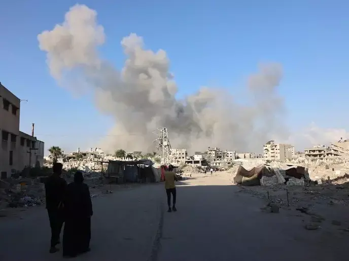 Nuovi attacchi israeliani a Gaza, 20 morti dall'alba. Mobilitazione per gli ostaggi in tutta Israele