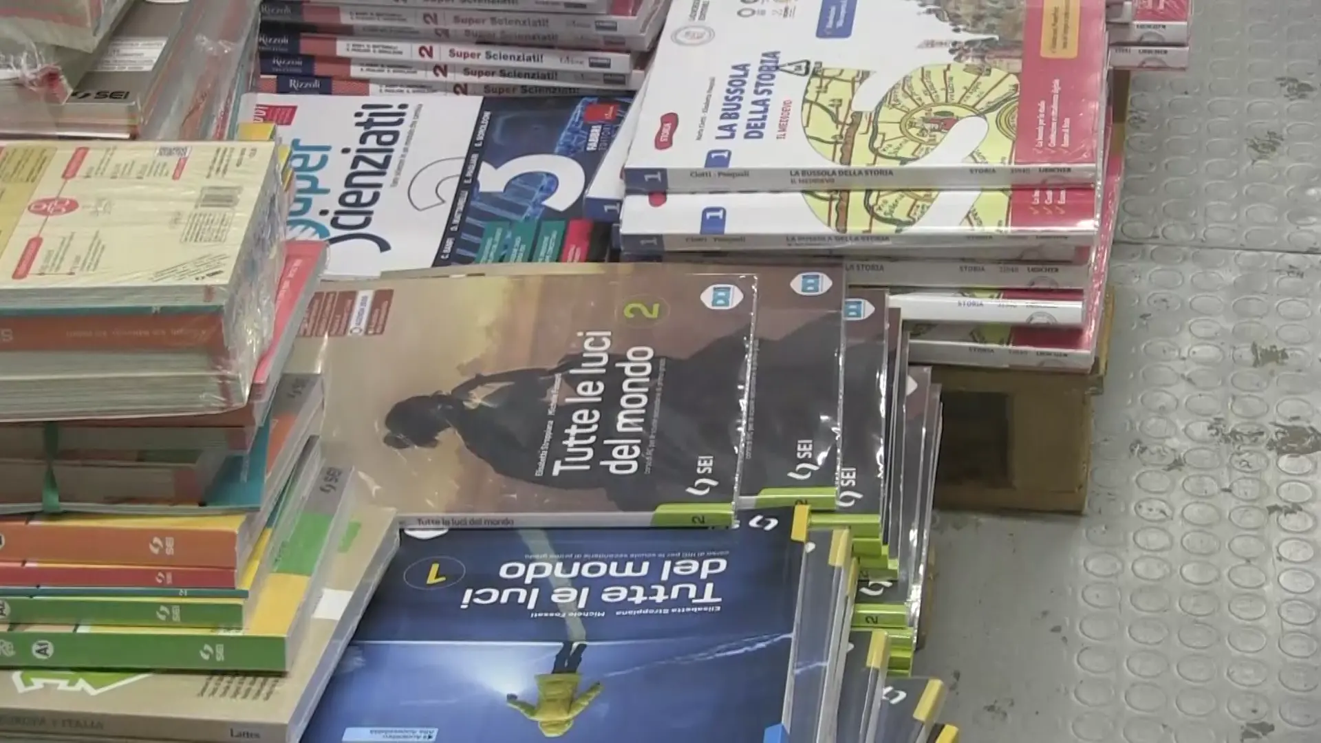Le scuole riaprono, ecco la\u00A0stangata\u00A0libri: le famiglie calabresi si difendono con testi usati e corredo low cost\n