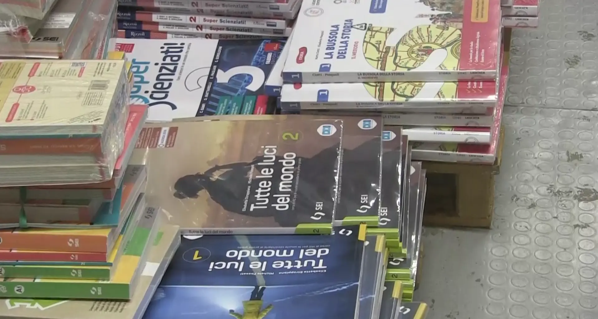 Le scuole riaprono, ecco la\u00A0stangata\u00A0libri: le famiglie calabresi si difendono con testi usati e corredo low cost\n