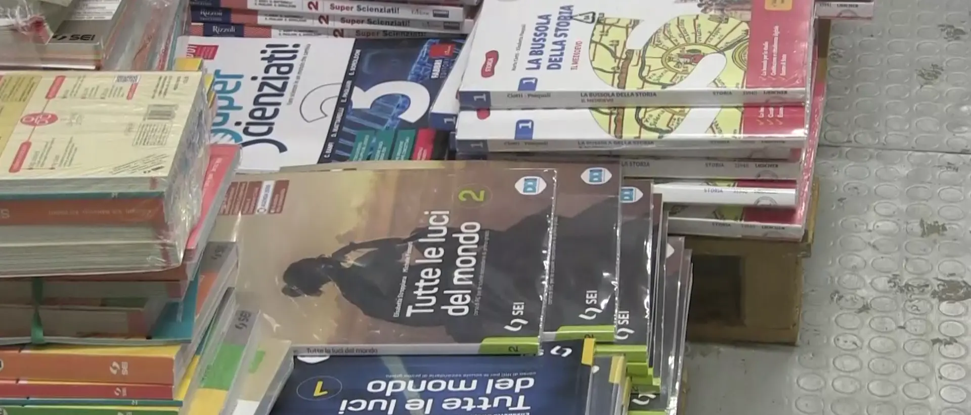 Le scuole riaprono, ecco la\u00A0stangata\u00A0libri: le famiglie calabresi si difendono con testi usati e corredo low cost\n