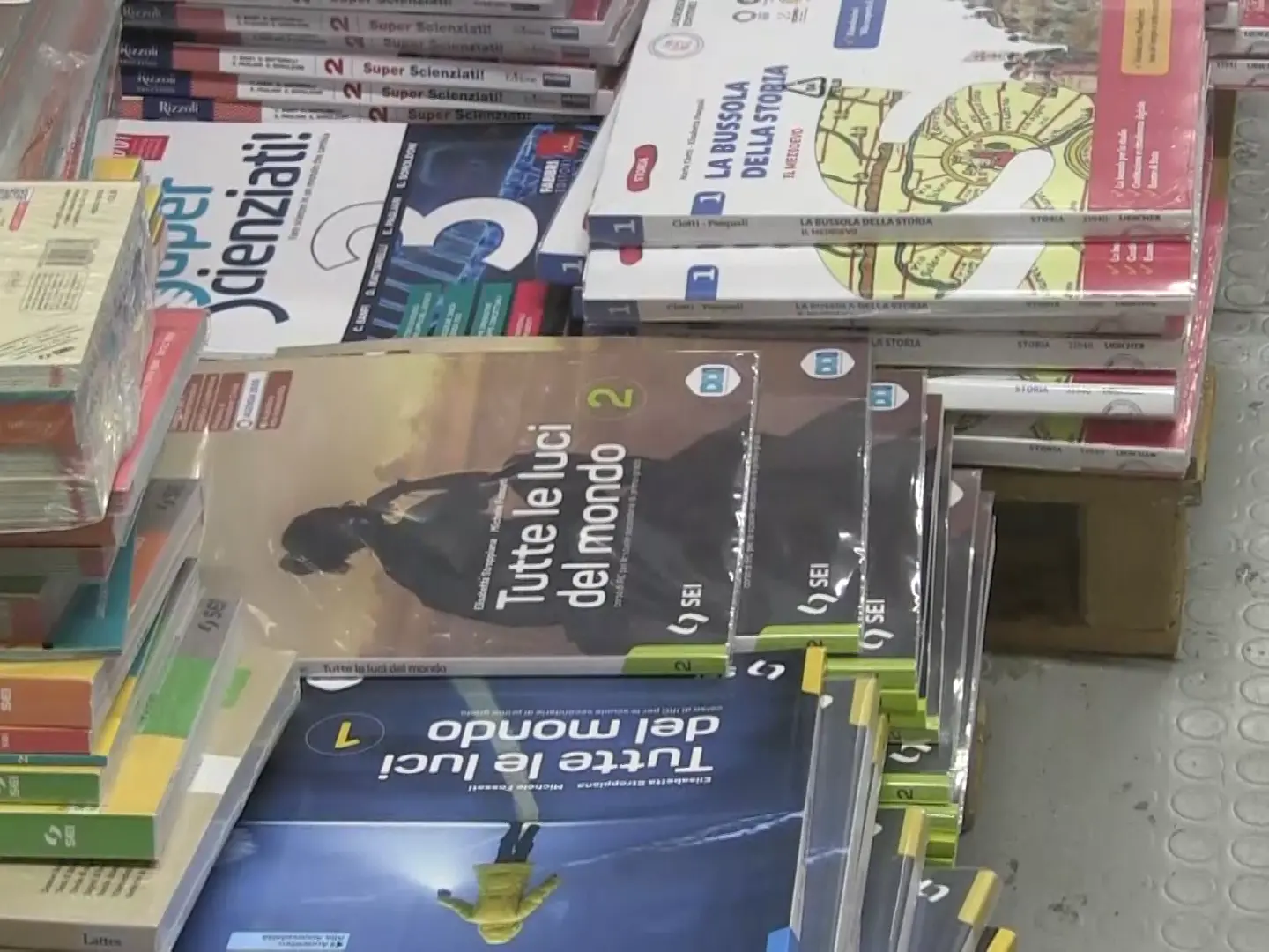 Le scuole riaprono, ecco la stangata libri: le famiglie calabresi si difendono con testi usati e corredo low cost