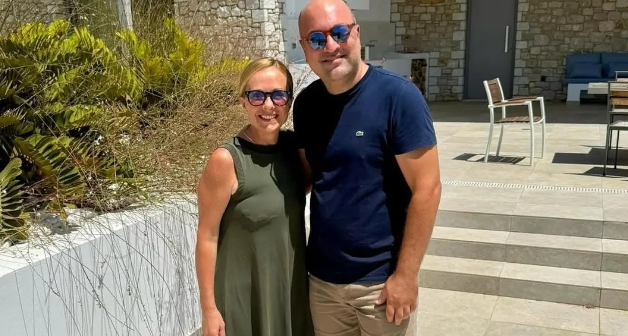 Da Rodi alla Puglia tra ville private, Giambruno e serate in discoteca: le vacanze blindate (e molto costose) di Giorgia Meloni