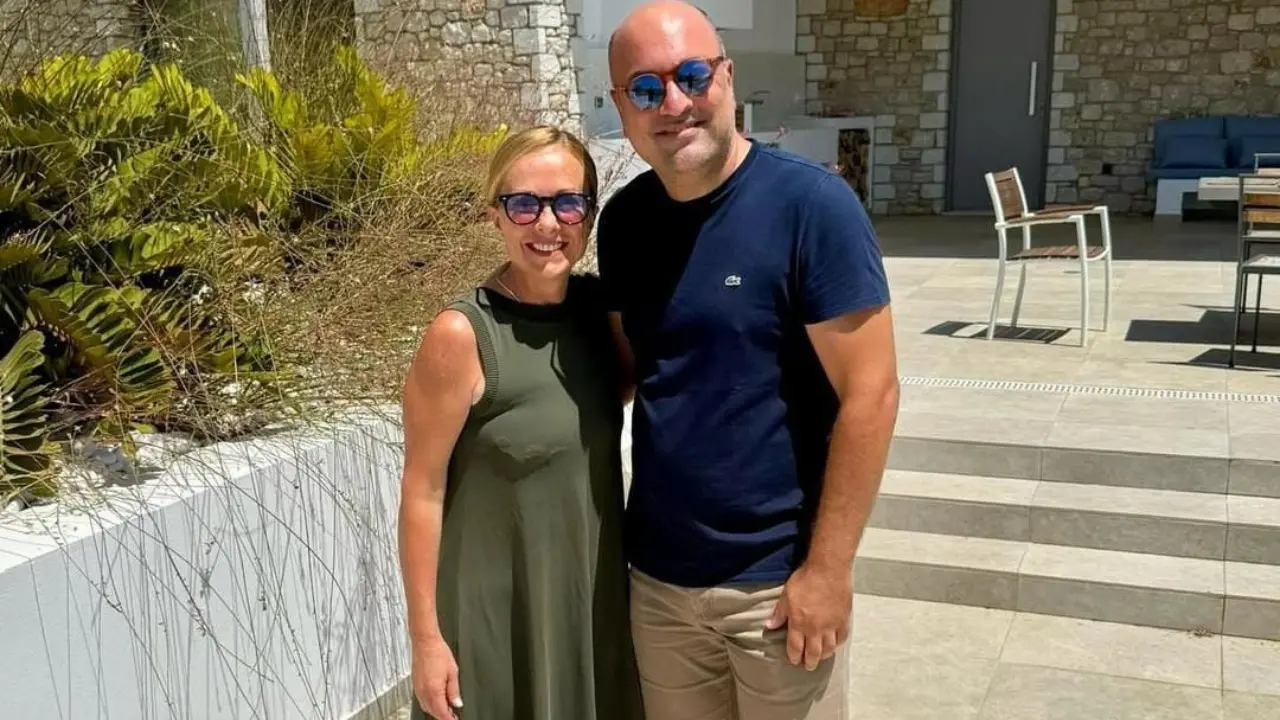 Da Rodi alla Puglia tra ville private, Giambruno e serate in discoteca: le vacanze blindate (e molto costose) di Giorgia Meloni