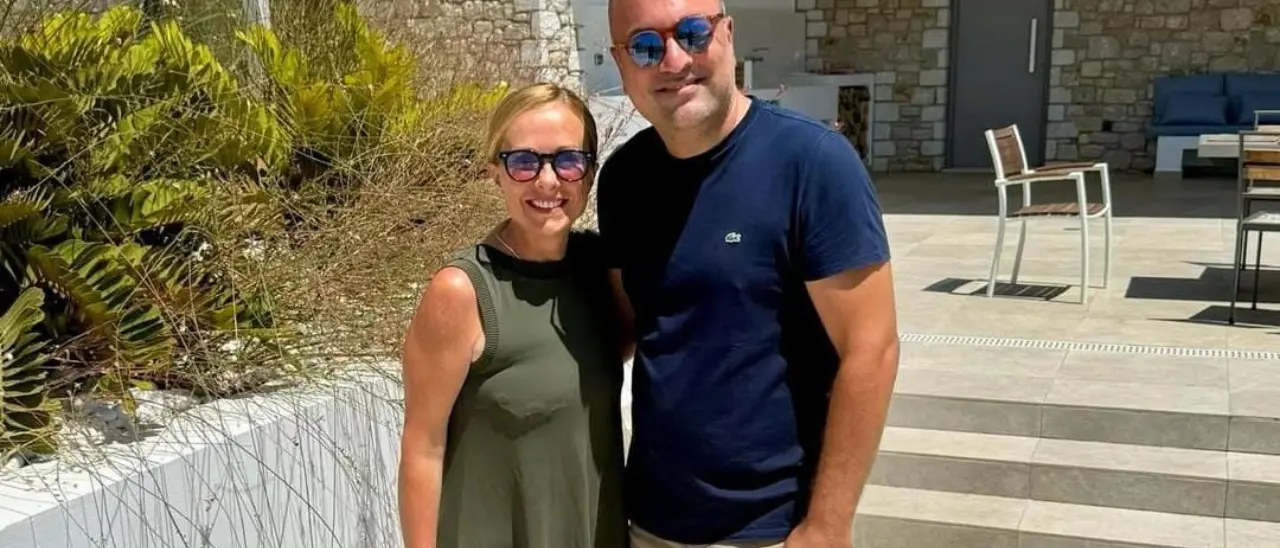Da Rodi alla Puglia tra ville private, Giambruno e serate in discoteca: le vacanze blindate (e molto costose) di Giorgia Meloni