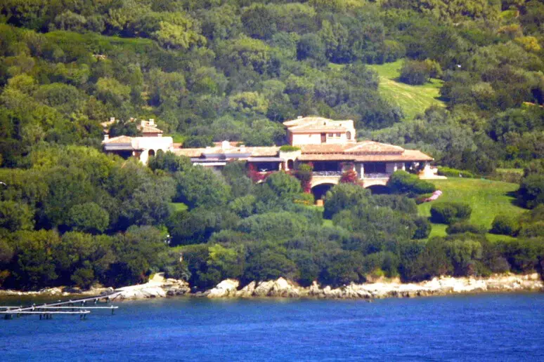 Villa Certosa, un tesoro da 500 milioni:\u00A0facoltoso arabo mette gli occhi sulla reggia sarda di Berlusconi