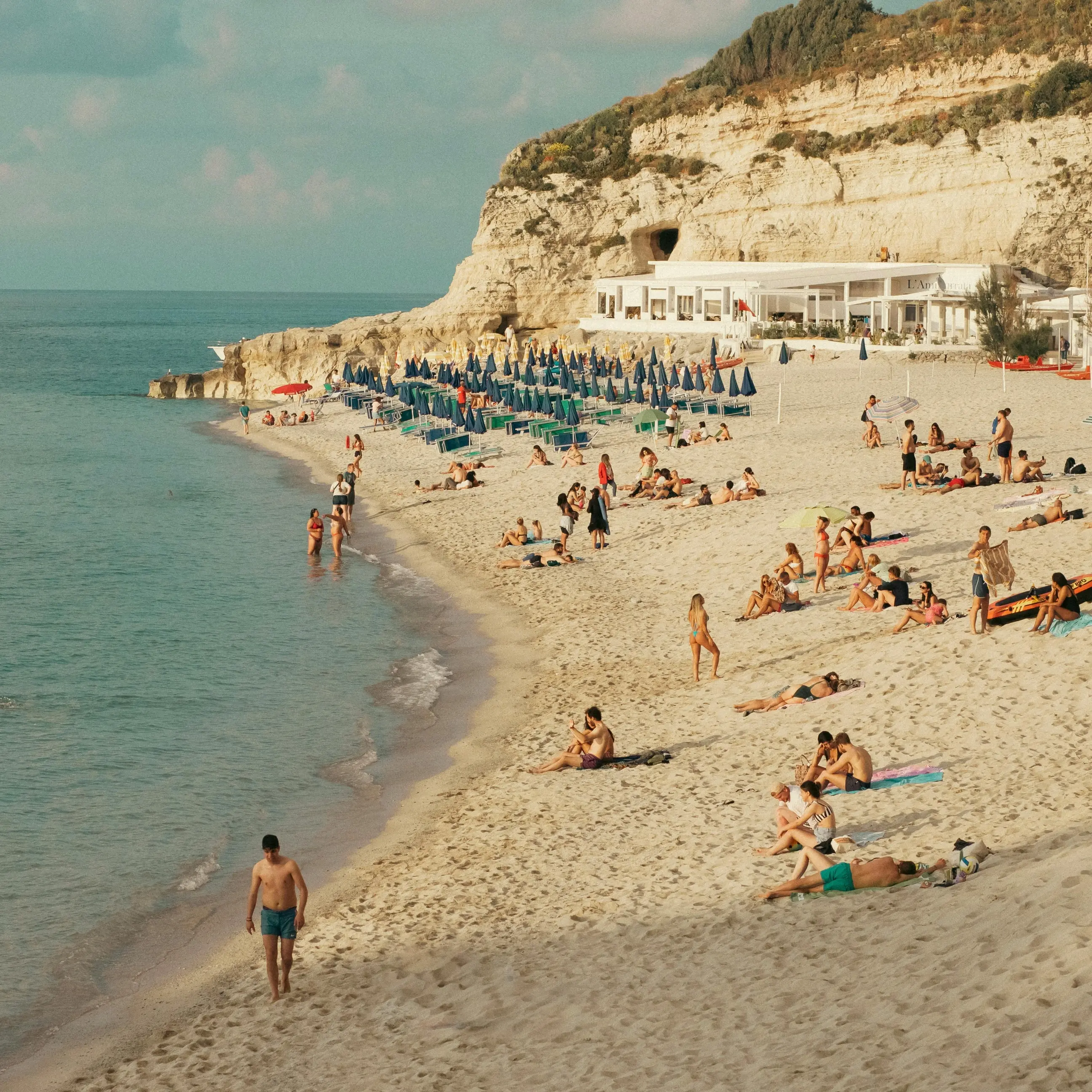 Ferragosto non basta a salvare l’estate calabrese: crisi di presenze e spese tagliate del 30%\n