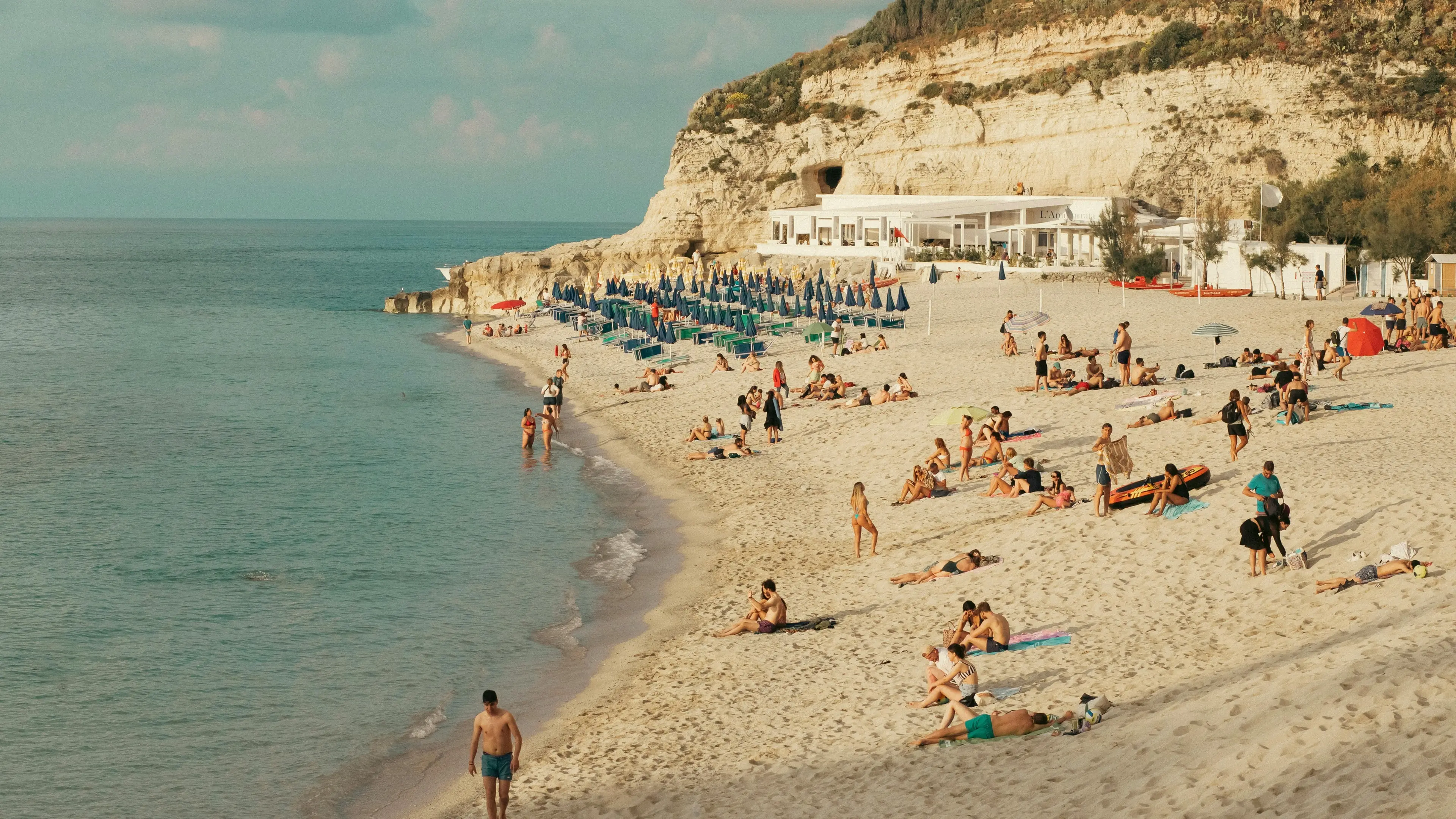 Ferragosto non basta a salvare l’estate calabrese: crisi di presenze e spese tagliate del 30%\n