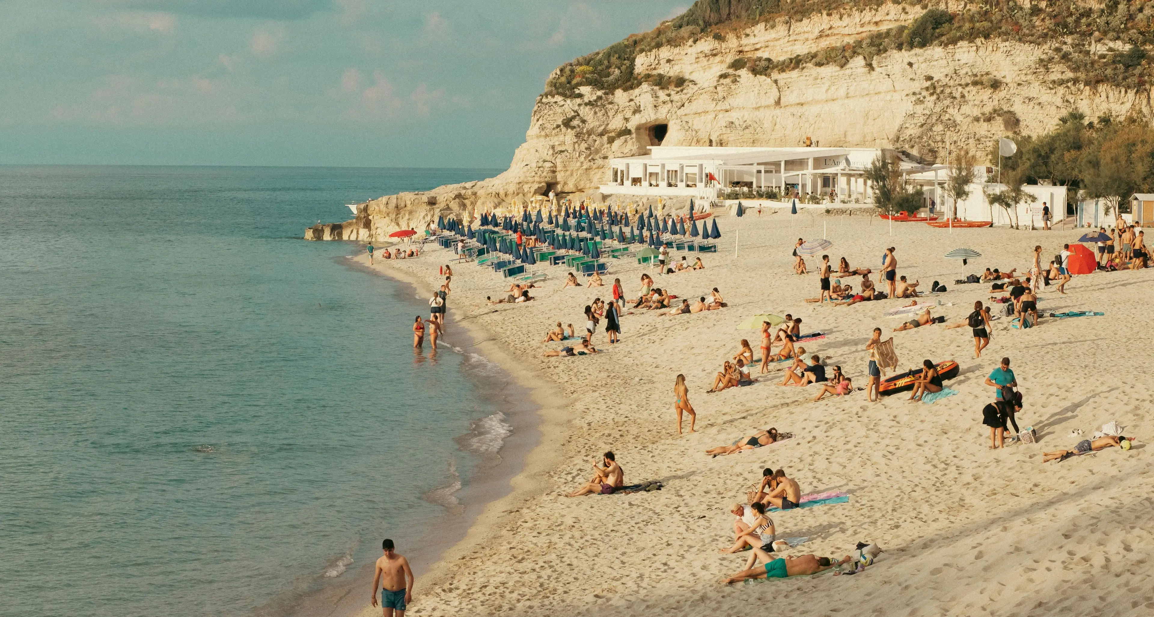 Ferragosto non basta a salvare l’estate calabrese: crisi di presenze e spese tagliate del 30%\n