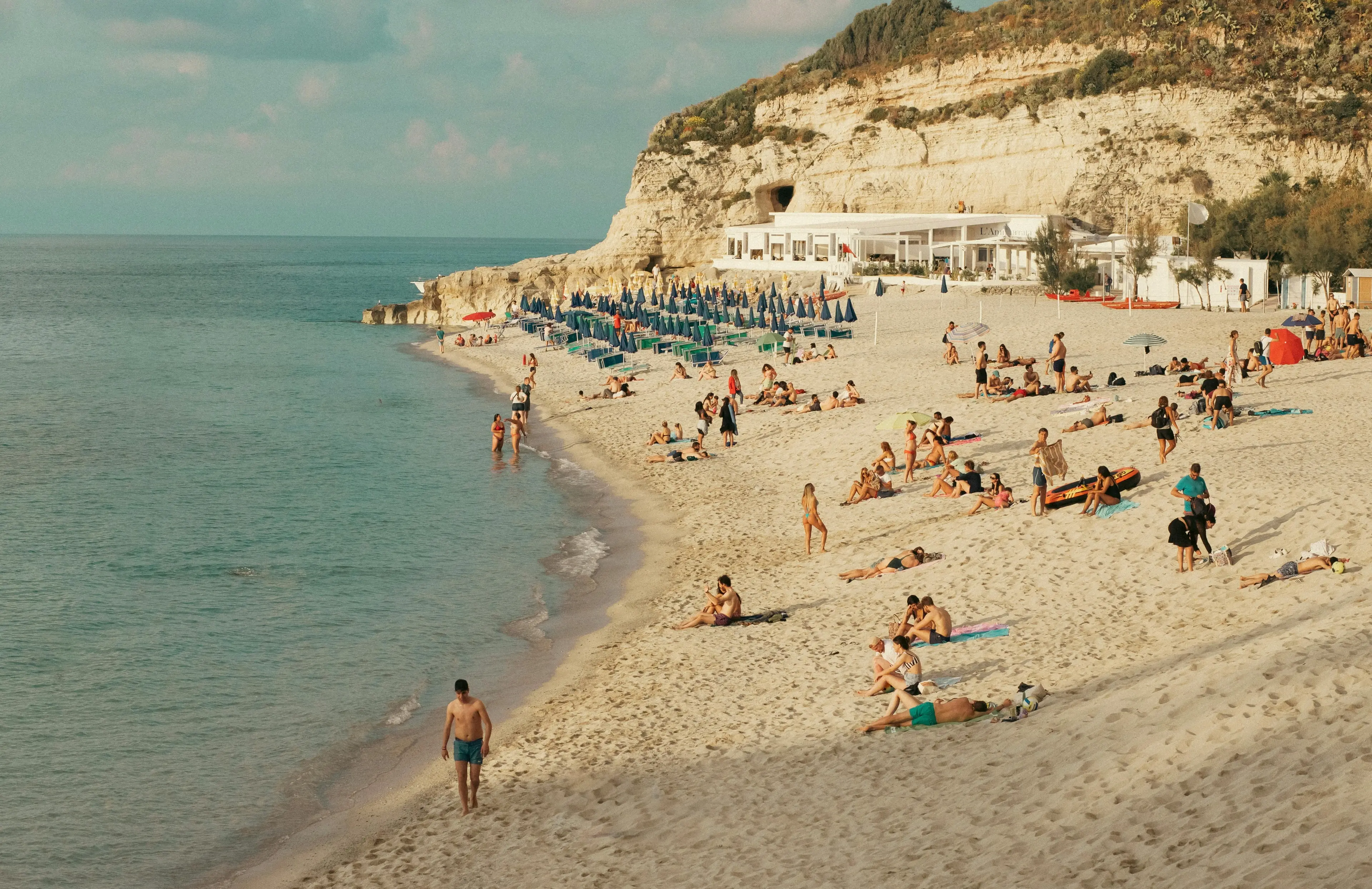 Ferragosto non basta a salvare l’estate calabrese: crisi di presenze e spese tagliate del 30%\n
