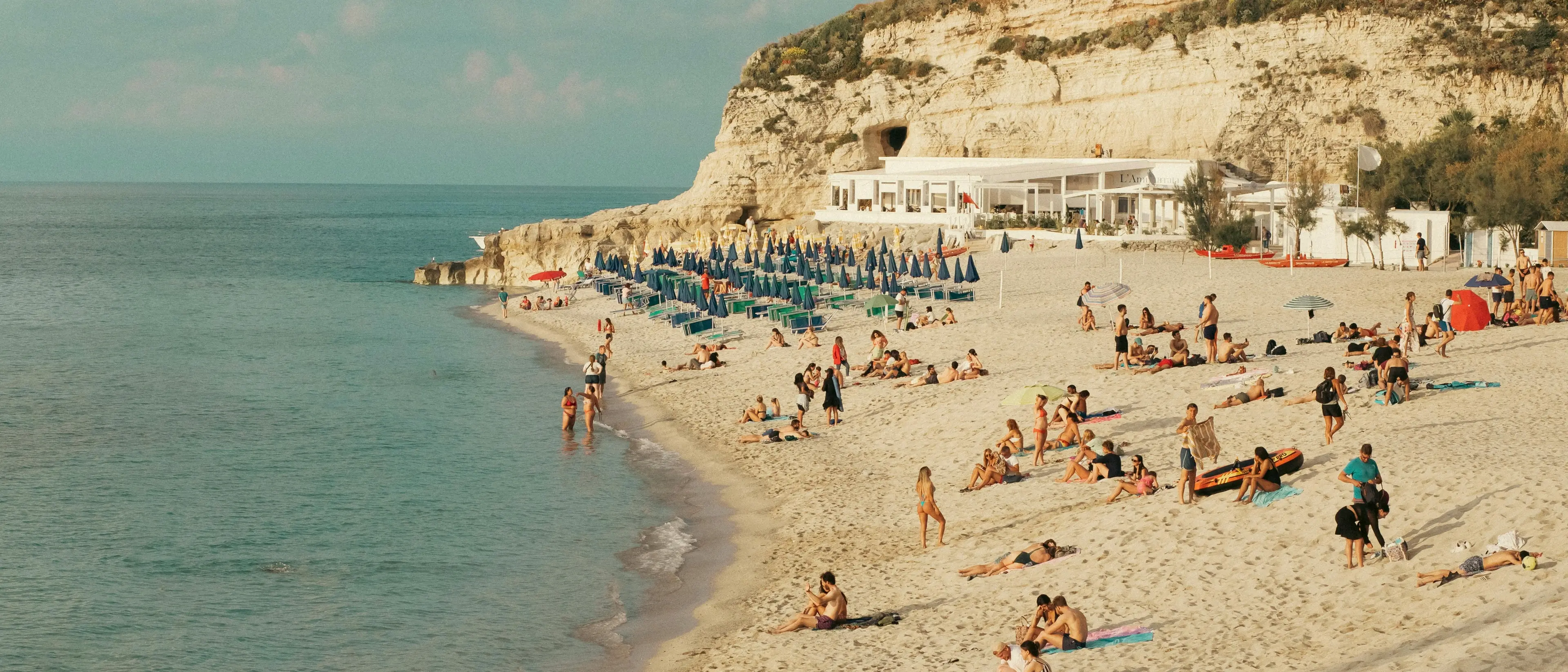 Ferragosto non basta a salvare l’estate calabrese: crisi di presenze e spese tagliate del 30%\n