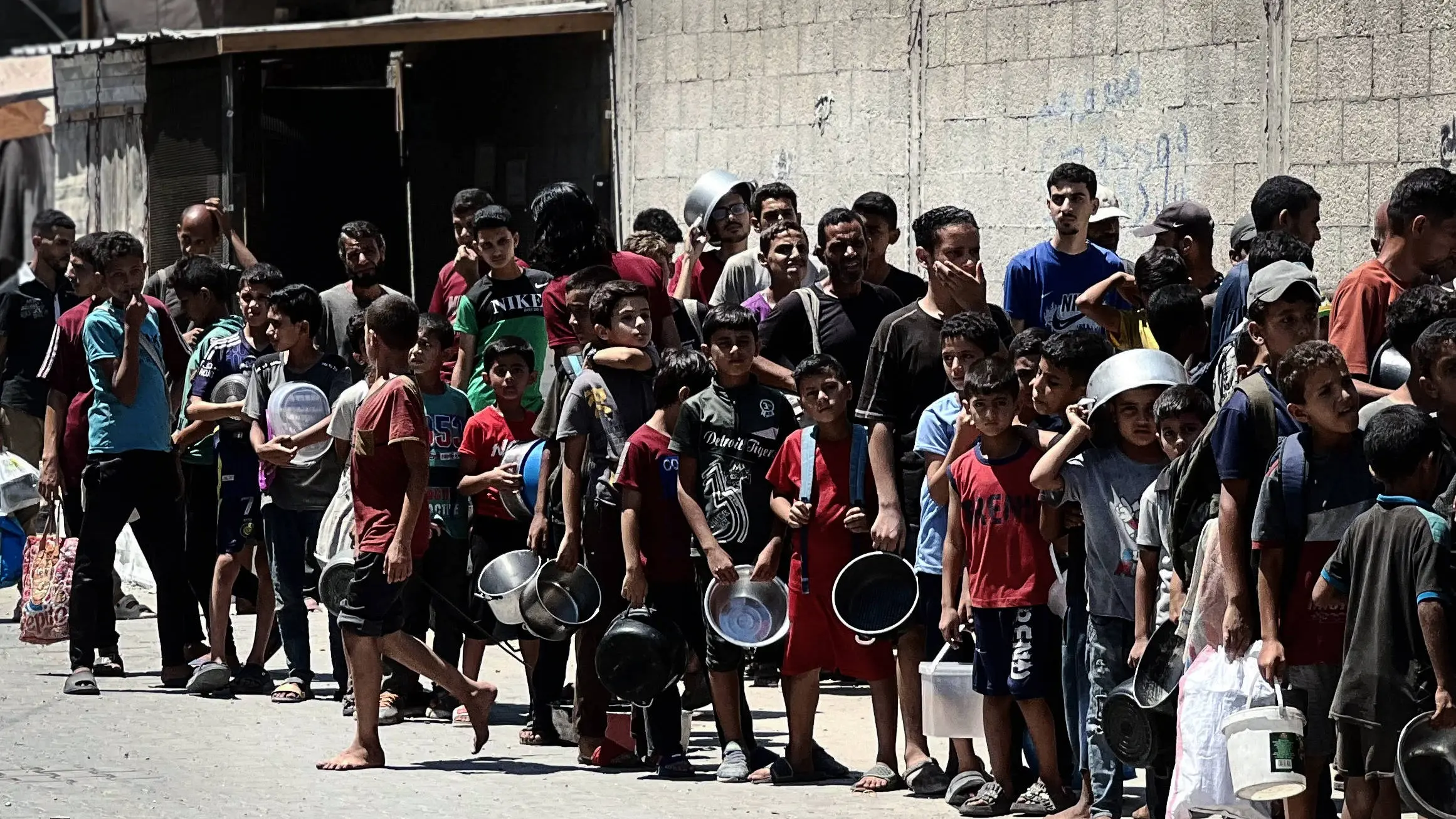 <p>Gaza, lunghe file in attesa di cibo</p>\\n , Apaimages/SIPA