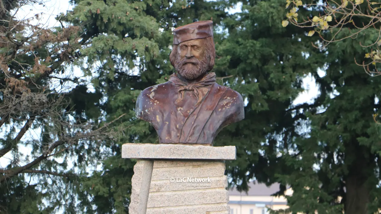 <p>Busto bronzeo dedicato a Garibaldi&nbsp;a San Demetrio Corone</p>\\n