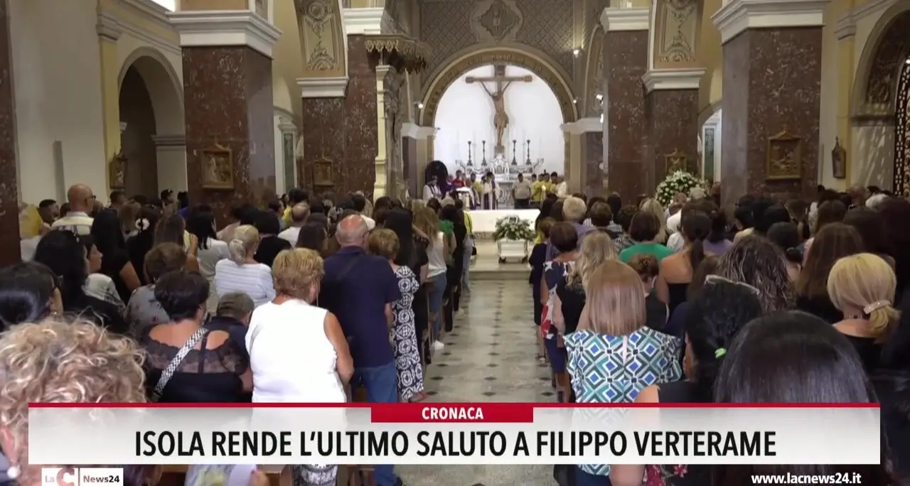 Isola Capo Rizzuto rende l'ultimo saluto a Filippo Verterame