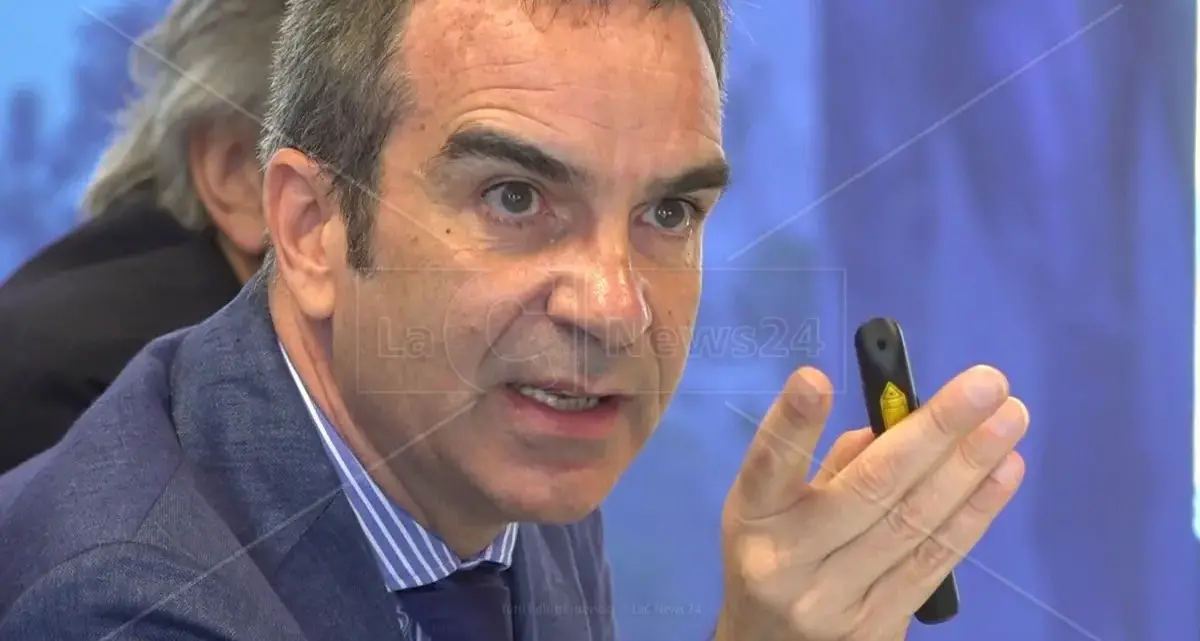 Video, reel e attacchi social: Occhiuto punta il M5s. Ma cosa ci faceva nel cantiere dell’ospedale se si è dimesso?\u00A0\n
