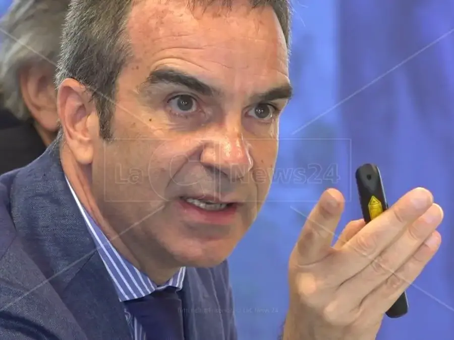Video, reel e attacchi social: Occhiuto punta il M5s. Ma cosa ci faceva nel cantiere dell’ospedale se si è dimesso?