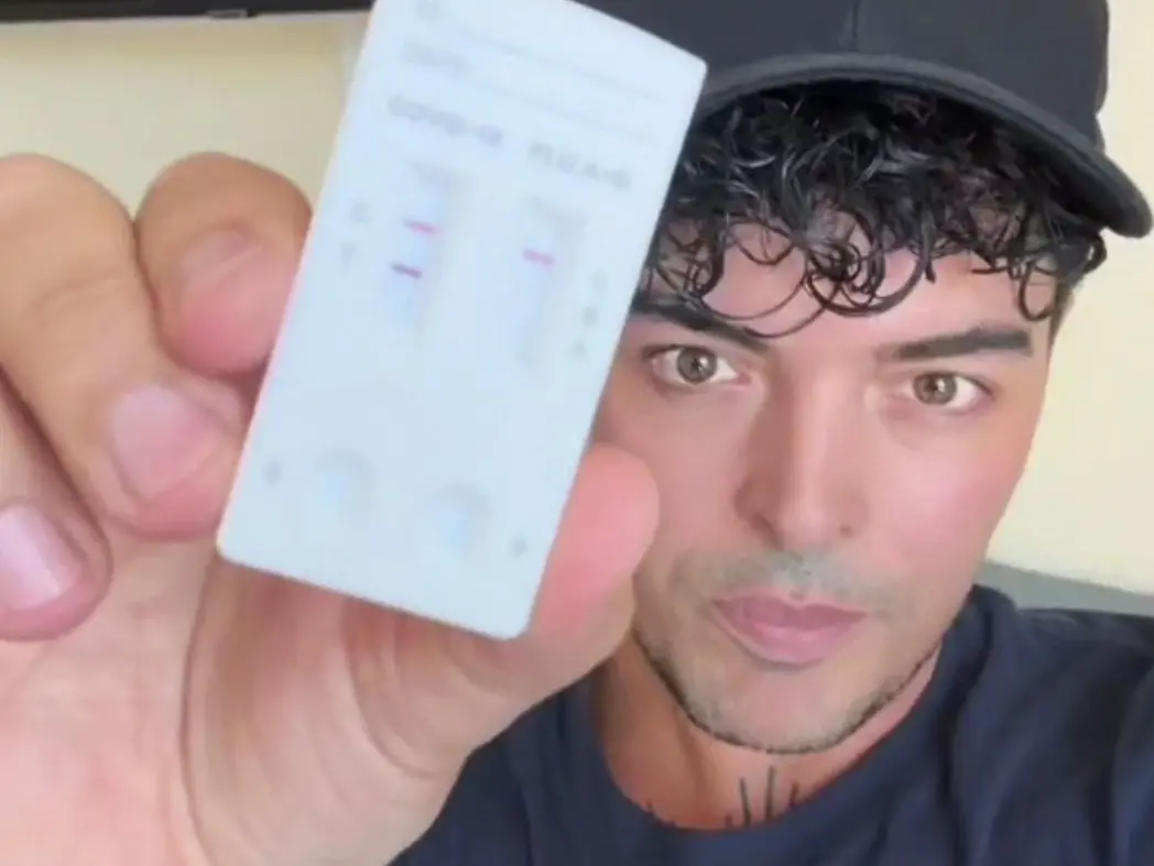 Il cantante Stash, leader dei The Kolors, positivo al Covid: «Non chiamatela influenza, ho rischiato di morire»\n