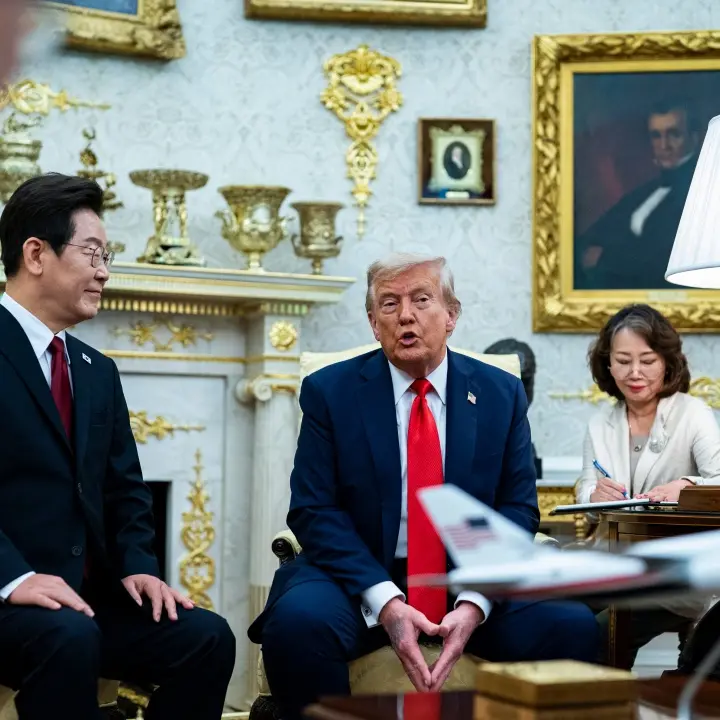 Il mistero del livido di Trump: mano viola, caviglie gonfie e voci sulla salute del presidente