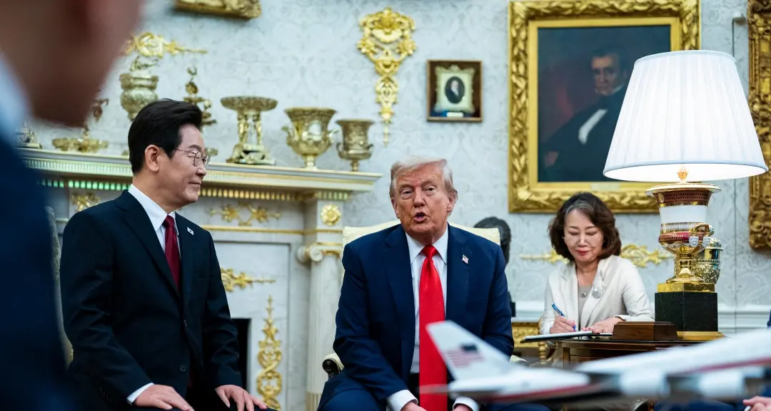 Il mistero del livido di Trump: mano viola, caviglie gonfie e voci sulla salute del presidente\n
