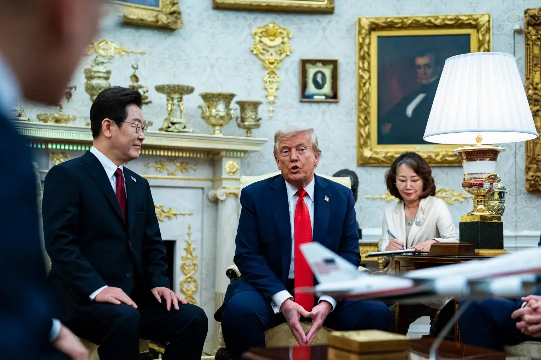 Il mistero del livido di Trump: mano viola, caviglie gonfie e voci sulla salute del presidente\n