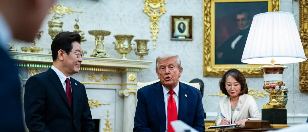 Il mistero del livido di Trump: mano viola, caviglie gonfie e voci sulla salute del presidente\n