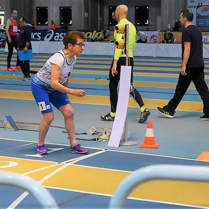 Emma Mazzenga, la 92enne che corre come una 20enne: la “nonnetta sprint” studiata dagli scienziati con 11 ori mondiali, 31 titoli europei e 115 italiani\n