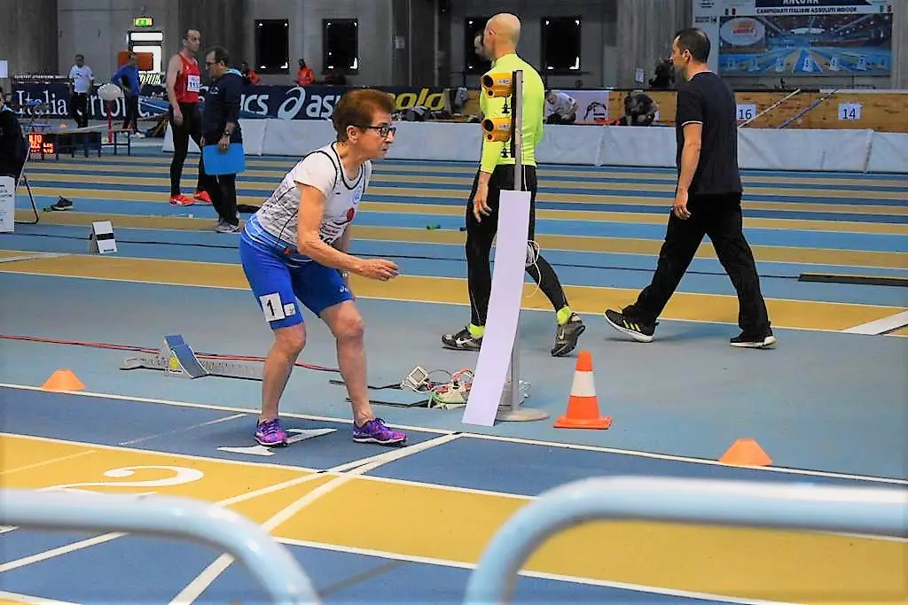 Emma Mazzenga, la 92enne che corre come una 20enne: la “nonnetta sprint” studiata dagli scienziati con 11 ori mondiali, 31 titoli europei e 115 italiani\n