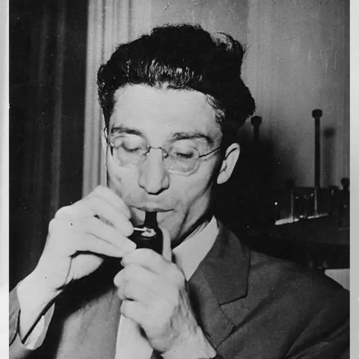 «Tu seduta che leggi un libro di Pavese»: l’incontro segreto tra Cesare Pavese e la musica di Cocciante\n
