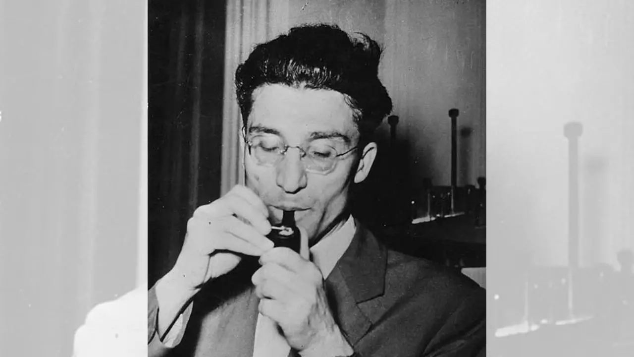 «Tu seduta che leggi un libro di Pavese»: l’incontro segreto tra Cesare Pavese e la musica di Cocciante\n