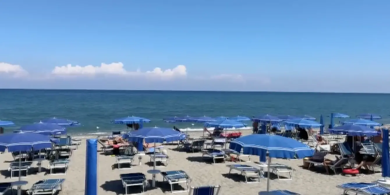 Estate sullo Ionio, stabilimenti divisi tra entusiasmo e disincanto | VIDEO\n